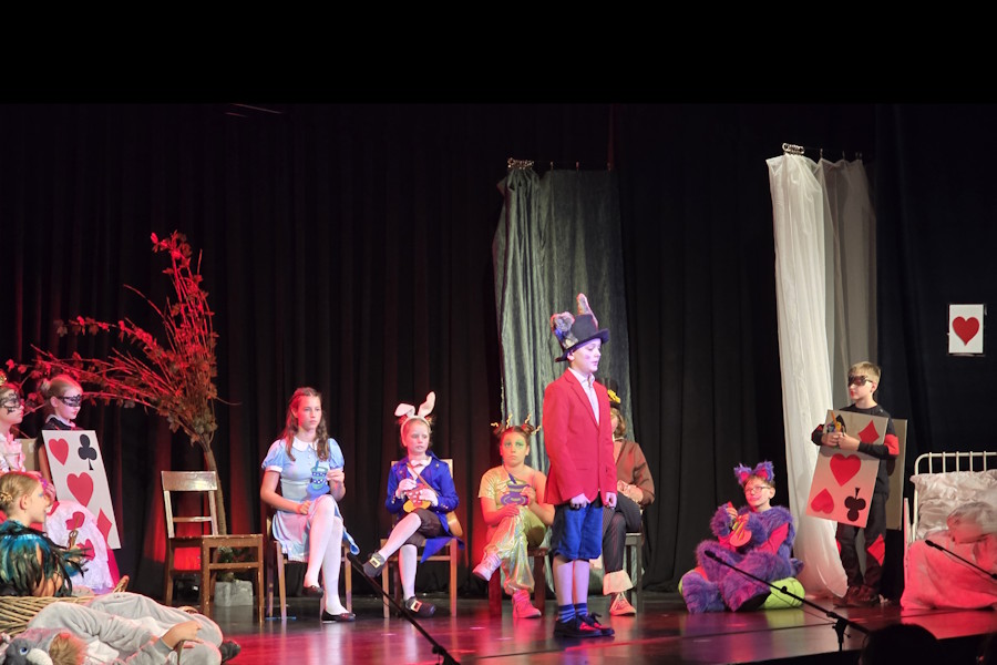 2025_Alice.im.Wunderland 11.jpg